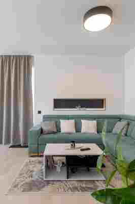 Ce soluție a găsit un designer din Cluj pentru a integra și un pat, dar și spații de depozitare într-un dormitor foarte, foarte mic