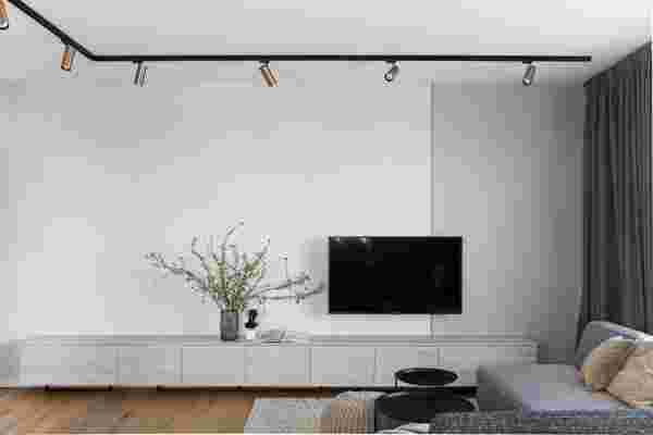 Monocromie și minimalism cu accente calde într-un apartament de trei camere din București