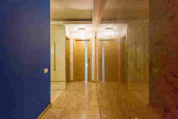 Uși culisante și multe efecte vizuale, într-un apartament îngust din Cluj-Napoca
