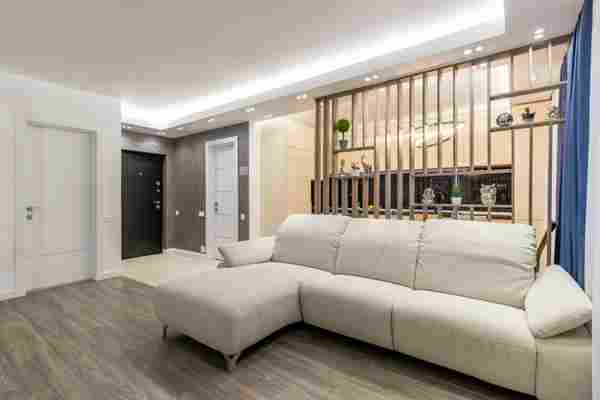 Un apartament din Cluj a fost amenajat cu foarte puțină mobilă, dar cu 15 metri de bandă LED și peste 50 de spoturi