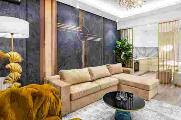 Detalii luxuriante și culori tari într-un apartament din Mamaia amenajat ca un hotel de 5 stele