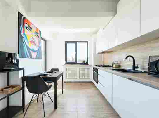 O studentă și-a amenajat apartamentul cu ajutorul unei arhitecte și a investit 12.000 euro