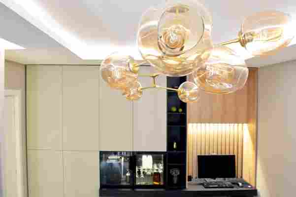 Cum a folosit designerul de interior scafe, lustre, veioze Èi benzi led pentru a lumina un apartament cu trei camere situat la parter