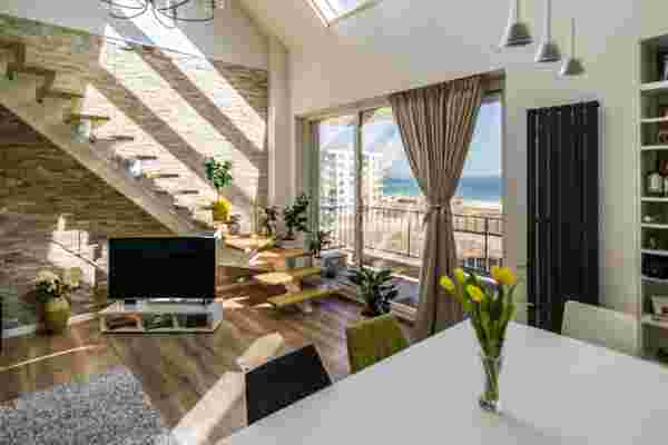 Un penthouse din Mamaia cu două etaje, vedere spre mare și lumină naturală din toate colțurile