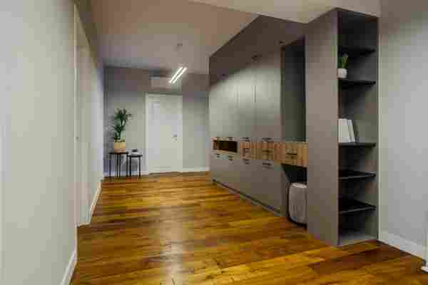 Un apartament din Râmnicu Vâlcea cu multe spații de depozitare smart și mobilă la comandă